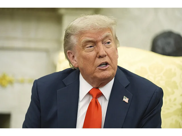 Trump si chválí povolání Národní gardy, nasadí i mariňáky. Kalifornie se brání