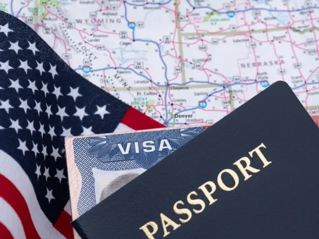 Pracovní víza pro zahraniční specialisty do USA budou stát 100 tisíc dolarů