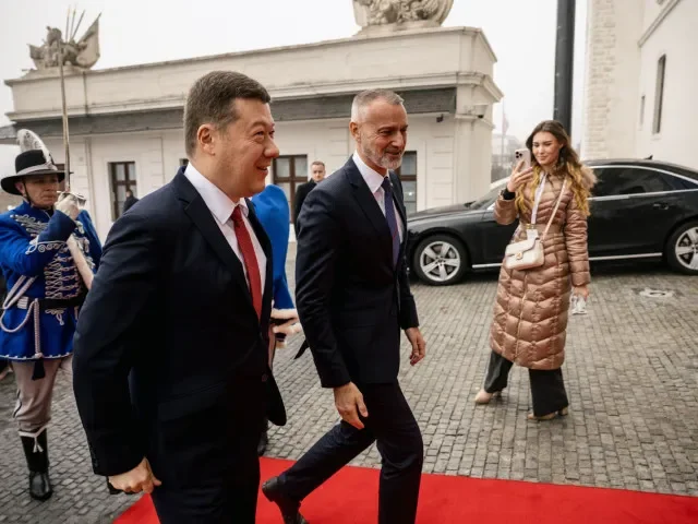 Okamurova první zahraniční cesta. Se slovenským protějškem se shodl na odmítnutí ETS2 a migračního paktu