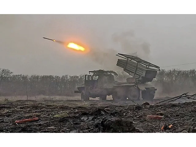 Rusko obnovilo vzdušné útoky proti Ukrajině, drony vyslalo z více stran