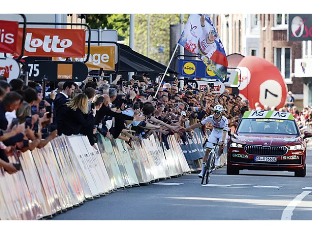 Pogačar je zpět. A zase vítězí. Ve spurtu hvězd na Dauphiné porazil Vingegaarda