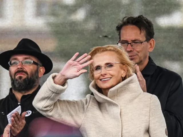 FOTO: „Pane prezidente, respektujte volby.“ Protest před Hradem pozdravil Zeman, vyjádřil obavy z manipulace