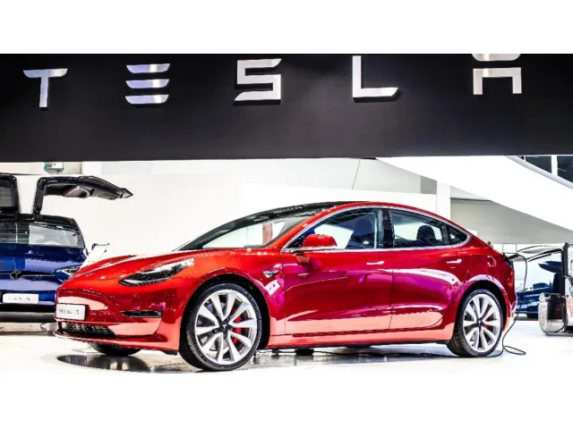 Tesla překvapila. Ve třetím kvartále prodala víc, než se čekalo: skoro půl milionu vozů