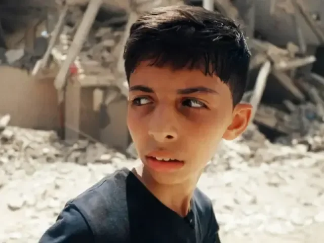 BBC dostala pokutu za dokument o Gaze. Vypravěč byl propojen s Hamásem