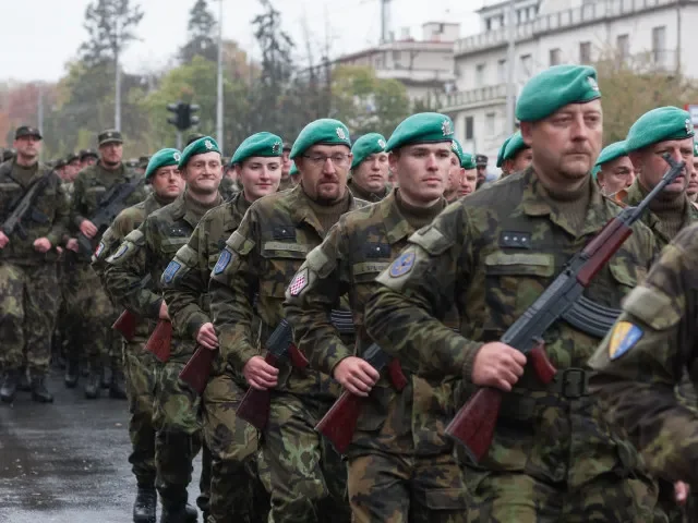 Sněmovna podpořila 3 % HDP na obranu. Během utajeného jednání a bez účasti opozice