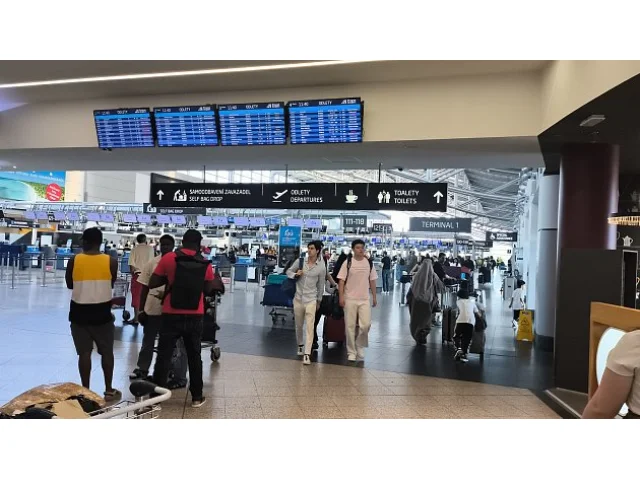 Limonáda či pivo na palubu. Letiště Praha povolilo více tekutin pro Schengen