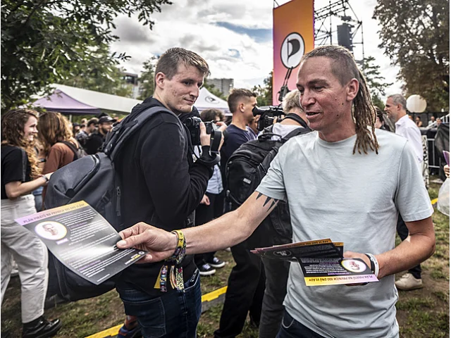 ANO s 31 % dál dominuje. Ve vládním táboře se přesouvají voliči, tvrdí průzkum