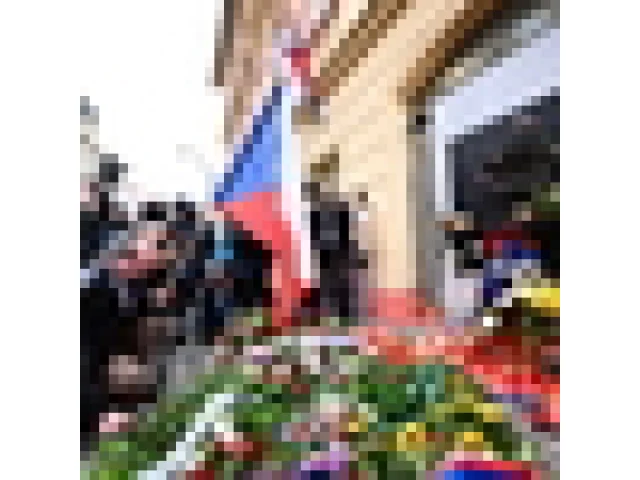 Česko vzpomíná na roky 1989 a 1939, politiky na Národní vítal pískot i potlesk