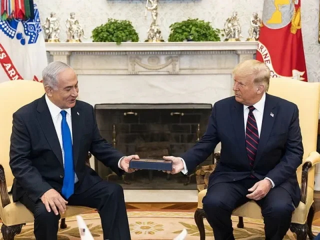 Izrael útočí na Írán: Trump útok chválí, Moskva odsuzuje, Netanjahu jedná s oběma