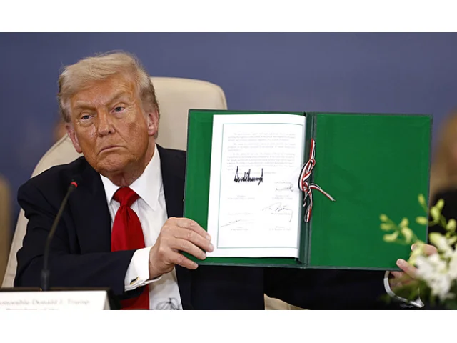 VIDEO: Orbán pobavil svou nešikovností. Dlouho bojoval s tlumočnickými sluchátky