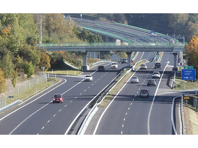 Dálnice D6 ve směru na Karlovy Vary stála. Uzavřela ji nehoda tří aut