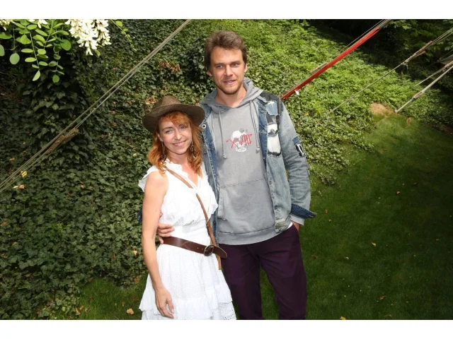 Tatiana a Vojta Dykovi žijí ve velkorysém bytě na Vinohradech. Namísto chalupy si pořídili vesnici duchů