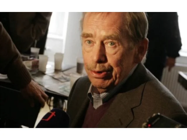 „Vyhodili jsme 8.000 estébáků.“ Přítel Václava Havla se vrátil do tuhých devadesátek