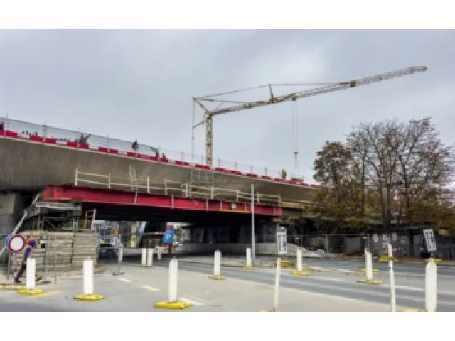 Most mezi Prahou 4 a 5 ponese název Dvorecký, nebo Anežčin