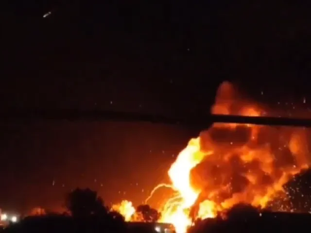 Ukrajina zasáhla čtyři velké ruské rafinérie. Někde jsou kolony před benzínkami a palivo na příděl