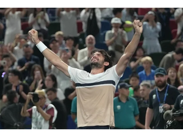 Životní jízda skončila titulem. Vacherot v souboji bratranců zdolal Ridenkrecha