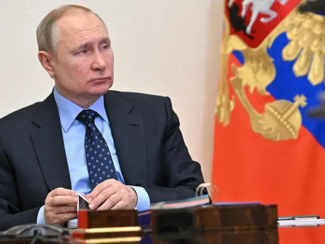 Útok na NATO je vycucaný z palce, Evropa se sama straší ruskou hrozbou, vzkázal Putin