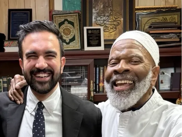 Ostře sledované volby v NY: favoritem je kontroverzní muslim a „komunistický šílenec“