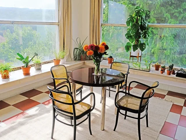 Vila, nad kterou vlají zástěry Wittal