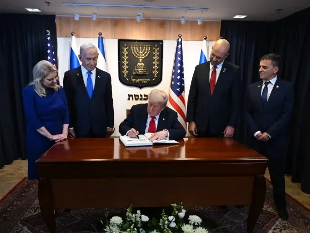 Trump sklízí vítězné ovace v Izraeli. Netanjahu mu předal zlatou holubici