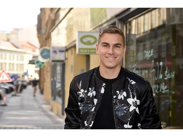 David Gránský žije s rodinou ve vile za Prahou. Má břidlicový krb a francouzská okna jako v Provence