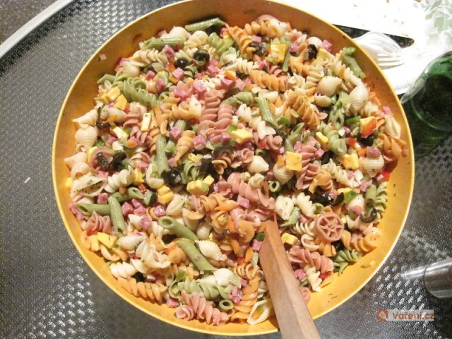 Levné vaření: Těstovinovým salátem nikdo nepohrdne, druhý den poslouží jako oběd do krabičky