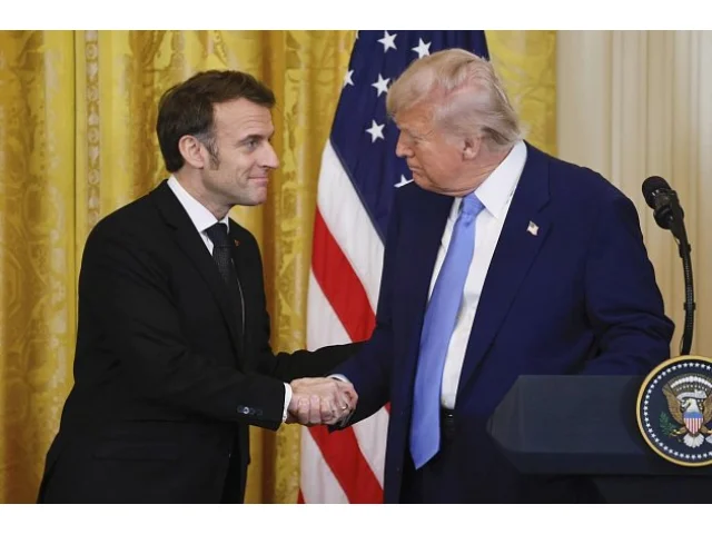 Trumpova kolona zablokovala cestu Macronovi. Zdržení využili k telefonátu