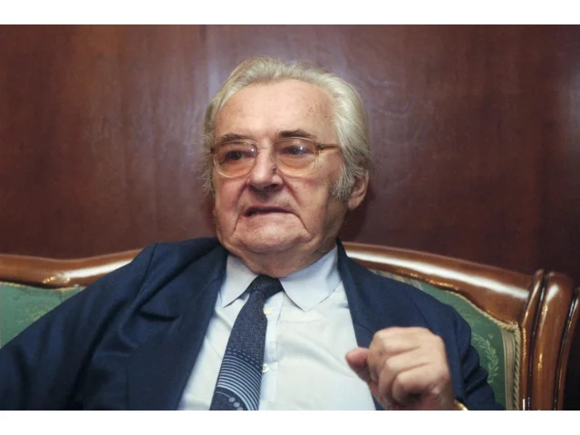 Rozvedený Sovák si vzal studentku Andulku, na svatebním snímku vypadá jako její otec. Tchyně byla proti