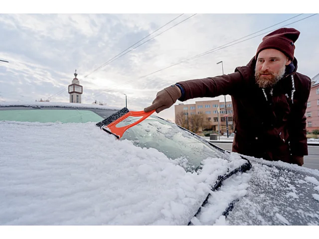 Výstraha před ledovkou platí v osmi krajích. Sever Čech pokryje až 15 cm sněhu