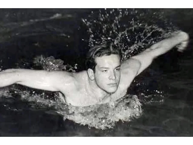 Ve svalnatém mladíkovi hromotluka ze špagetových westernů nepoznáte. Takto krásný byl Bud Spencer