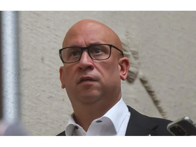 Syn Joža Ráže Jozef je ministrem. Žijí rozdílné životy, vídají se jen občas