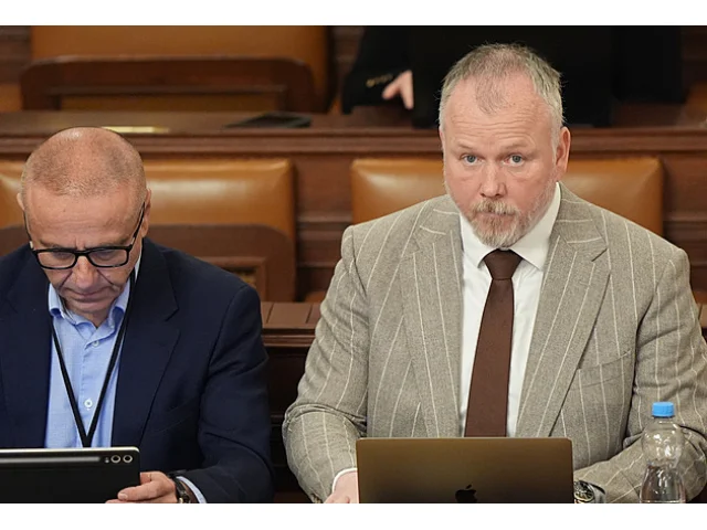 Nedorazil ani jeden ministr. Skandální, pohrdáte opozicí, zlobil se Králíček