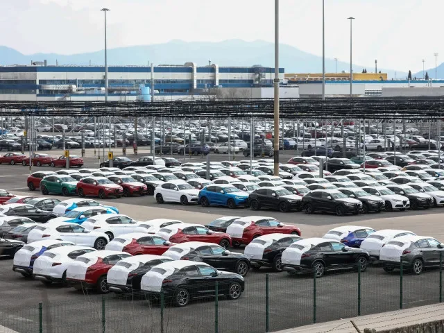 První pokles českého průmyslu po půl roce. Strádá pod tíhou Německa a vývozu do USA