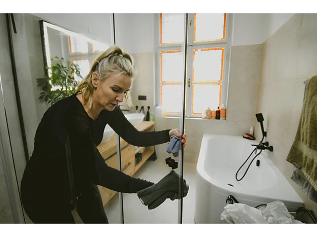 Úklid před úklidem. Proč se bojíme nechat cizího člověka vidět nepořádek