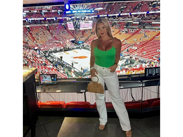 To je kočka! Trumpova mluvčí si odbyla premiéru. Je nejmladší v historii, doma má půlroční dítě