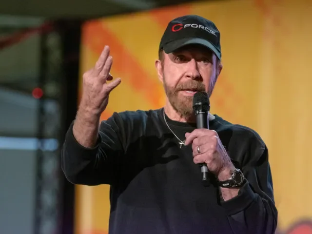Zklamání: Herec Chuck Norris nepřijede do Prahy na plánovanou akci, pořadatelé vrátí vstupné