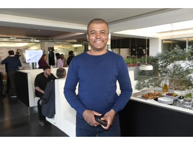 Rey Koranteng se proslavil díky náhodnému setkání před obchodem s hodinkami. Začínal jako rosnička