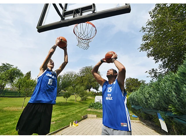 Třetí nejmladší v historii, debut v tátově patnáctce. Houška si splnil sen