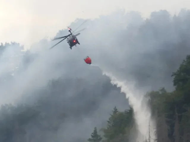 V Českém Švýcarsku opět hoří. Hasiči povolali Black Hawk