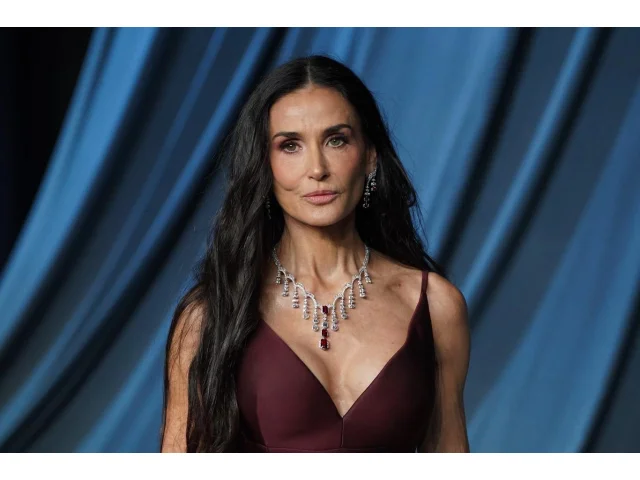 Žhavý účes podle Demi Moore sluší i padesátnicím! Dlouhé vlny i bez kulmy. Stačí vám hřeben a cibule!