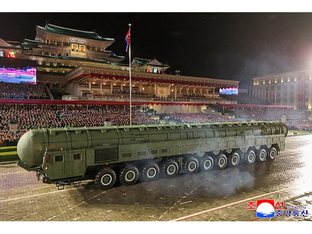 KLDR má novou jadernou raketu, chlubil se Kim na velké vojenské přehlídce