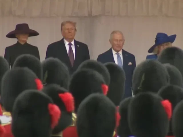 VIDEO: Trump i s manželkou přistál ve Windsoru, král Karel III. je svezl kočárem