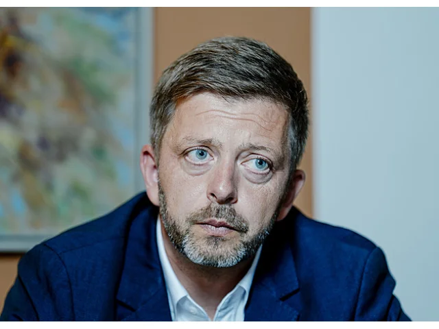 Motoristé by se nedostali do Sněmovny, ukazuje průzkum. SPOLU a Piráti rostou