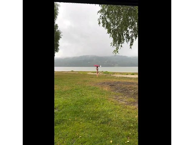 Šílený nápad Denisy Pfauserové: Herečka v prudkém lijáku skočila do Lipna