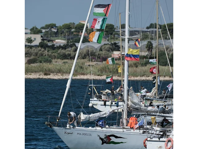 Itálie poslala válečnou loď. Na flotilu Thunbergové mířící do Gazy útočily drony