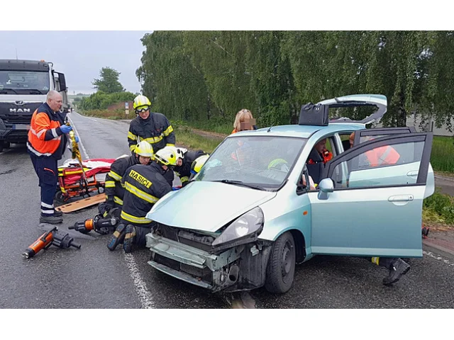 Nedání přednosti a tři zranění, včetně dvou dětí. Dodávka skončila v příkopu