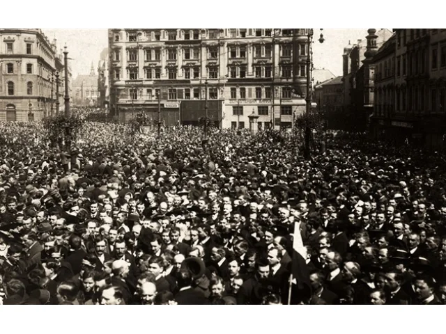 Trampoty s 28. říjnem: jednou se posílalo do vězení, že slavíte. Jindy zase, že slavíte málo