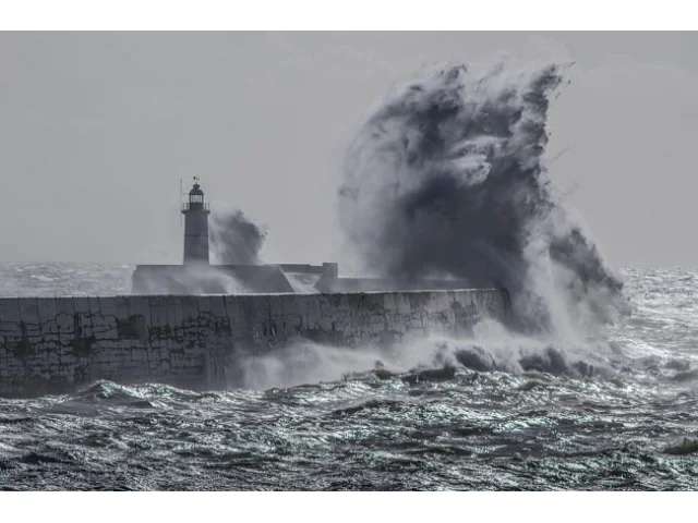 Bouře Amy udeřila: V Irsku zabila muže, zasáhnout má i pevninskou Evropu