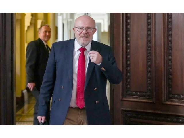 Ministr Válek opět navrhuje deficitní úhradovou vyhlášku. I když nesmí