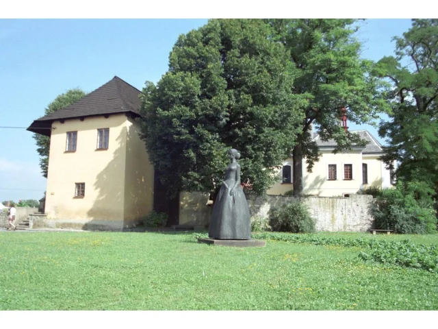 Dům Boženy Němcové v Červeném Kostelci. Prosté stavení s výhledem na hřbitov připomíná její těžký osud